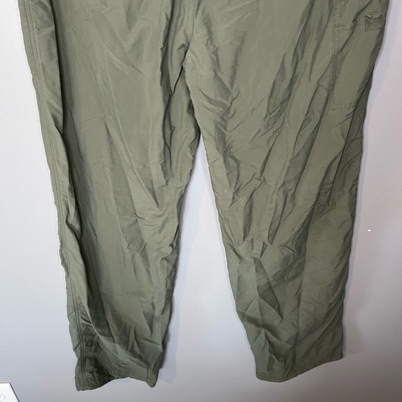 L.L. Bean Olive Belted Men’s Cargo Hiking Pants - Picture 8 of 9